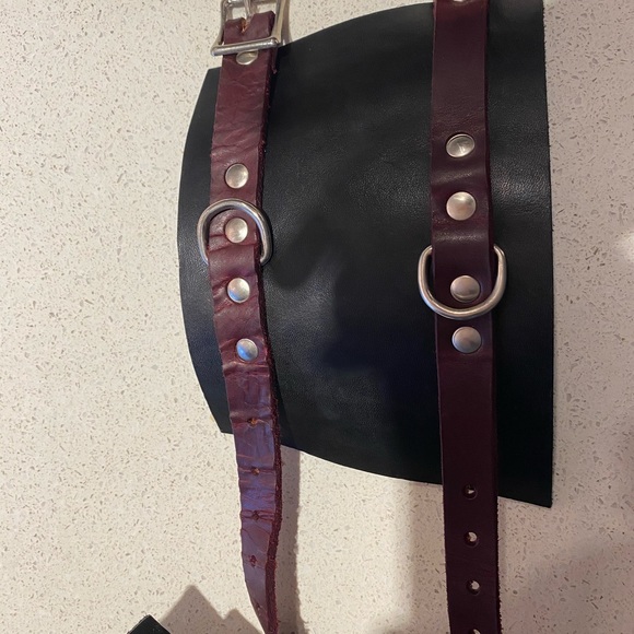 Pair of leather cuffs - Picture 6 of 6